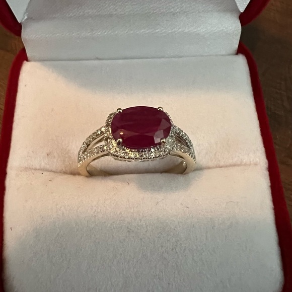 Beautiful 2.32 Carat Ruby and Diamond Ring - Picture 5 of 9